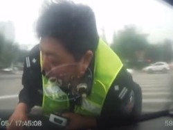 Pengendara Mabuk Bikin Polisi Bergantungan di Kap Mobil