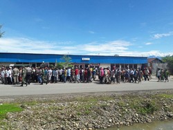 Disambut Ratusan Orang di Yahukimo, Jokowi Resmikan BBM Satu Harga untuk Papua