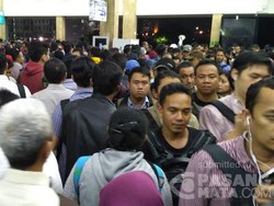 Gangguan Wesel Bikin Antrean KRL, Stasiun Tanah Abang Super Padat