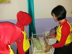 Perempuan Ini Melahirkan Seorang Diri dan Tinggalkan Bayinya di Warung