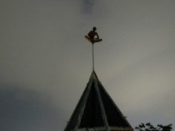 Pria Ini Bergelantungan di Penangkal Petir, Tim SAR Semarang Turun Tangan