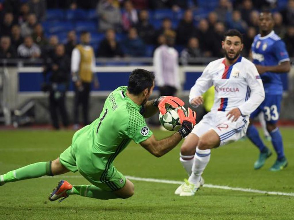 Lyon Sudah Lakukan Segalanya, tapi Gagal Taklukkan Buffon Lyon Sudah Lakukan Segalanya, tapi Gagal Taklukkan Buffon