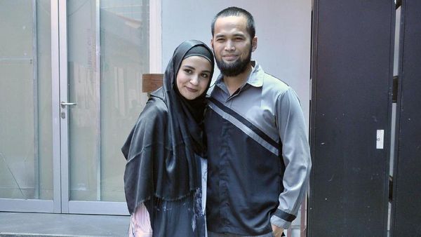 Teuku Wisnu dan Shireen Sungkar Serasi dalam Busana Abu-abu