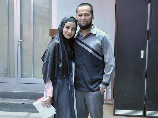 Teuku Wisnu dan Shireen Sungkar Serasi dalam Busana Abu-abu