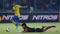 Meiga juga bermain saat Indonesia All Star berhadapan dengan Arsenal, di tahun 2013. Meiga terlihat kesulitan menghentikan Alex Oxlade-Chamberlain (AFP PHOTO / ADEK BERRY)