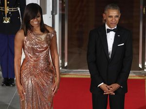 Michelle Obama Tampil Mencuri Perhatian dengan Gaun Versace Michelle Obama Tampil Mencuri Perhatian dengan Gaun Versace