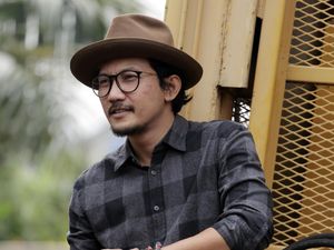 Sandy Canester Melawan Tabu Air Mata Lewat Sedih