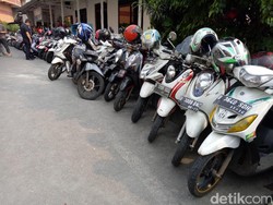 Razia di Dekat PIM, Petugas Cabut Pentil 20 Motor yang Parkir Sembarangan