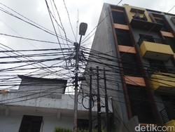 Ada Bunyi Ledakan, Kabel Listrik Semrawut di Palmerah Terbakar