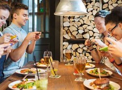 Restoran Ini Beri Bimbingan Pengunjung untuk Bikin Foto Makanan yang Keren