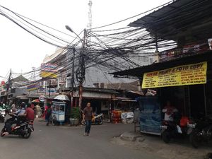 Melihat Semrawutnya Kabel di Palmerah
