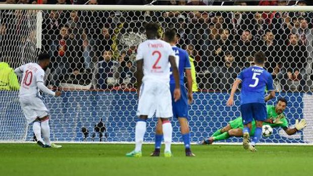 Buffon Pamer Aksi, Buktikan Dirinya Belum 'Mati'