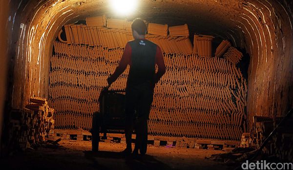 Mengintip Pembuatan Genteng Keramik Majalengka