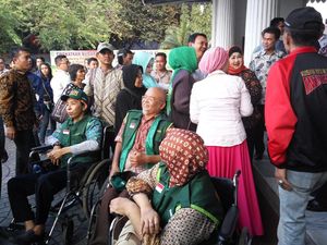 Warga Difabel Kini Bisa Pesan Jemputan Bus TransJakarta Warga Difabel Kini Bisa Pesan Jemputan Bus TransJakarta