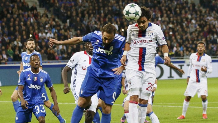 Football Soccer - Olympique Lyon against  Juventus - UEFA Champions League Group Stage - Group H - Stade de Lyon - Decines,France - 18/10/16 Juventus Gonzalo Higuain (C) in action withOlympique Lyons Rafael Da Silva. On left Juventus Patrice Evra. REUTERS/Robert Pratta