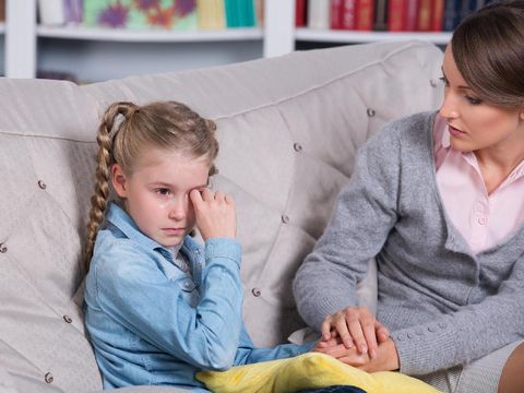 8 Cara Ajarkan Anak Berpikir Positif pada Orang Lain/