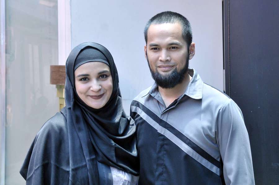 Teuku Wisnu dan Shireen Sungkar Serasi dalam Busana Abu-abu