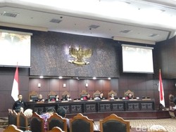 Tawa Pengunjung Sidang MK Saat Pengacara ACTA Salah Sebut Nama Ahok