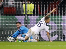 Lloris Selamatkan Poin Spurs