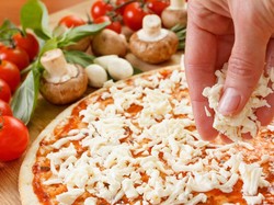 Nyam! Dengan Koozie Pizza Bisa Makan Pizza Sambil Langsung Minum Bir