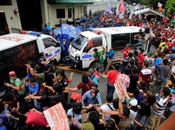 Mobil Polisi Filipina Tabrak Kerumunan Demonstran Anti-AS di Manila