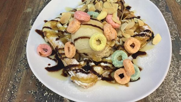 Enaknya Waffle Manis Empuk dengan Paduan Gelato Tiramisu dan Cokelat