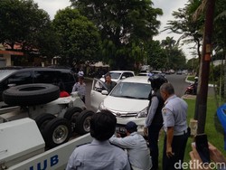 Parkir Sembarangan di Pondok Pinang, 4 Mobil dan 1 Bus Diderek Petugas