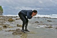 Jokowi cuci muka di di pantai Pulau Miangas (Fotografer Kepresidenan Agus Suparto)