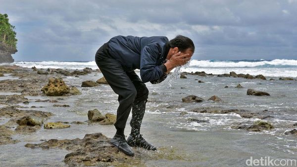 Potret Jokowi Cuci Muka: Dari Ujung Utara sampai Ujung Selatan RI
