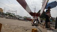 Perlintasan KA Pasar Senen Ditutup