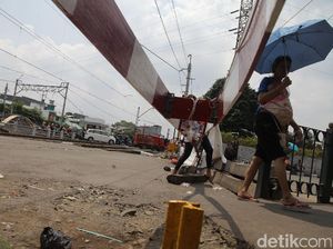 Perlintasan KA Pasar Senen Ditutup