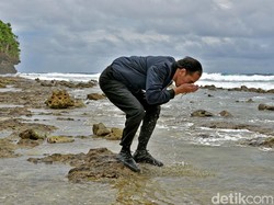 Saat Jokowi Cuci Muka dengan Air Laut di Pulau Terdepan RI