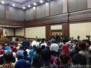 Jessica Sebut Barista Terima Uang dari Arief, Pengunjung Sidang Tepuk Tangan Jessica Sebut Barista Terima Uang dari Arief, Pengunjung Sidang Tepuk Tangan