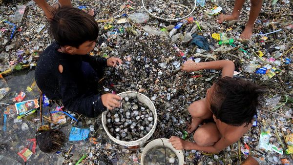 Warga Filipina Mengais Rezeki di Tengah Topan Haima