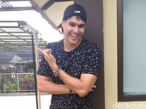 Mischa Chandrawinata Kepergok Jalan Bareng Ranty Maria di RS Mischa Chandrawinata Kepergok Jalan Bareng Ranty Maria di RS