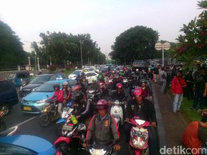 Massa Pendemo di Depan Istana Rusak Kawat Berduri, Lalin Macet