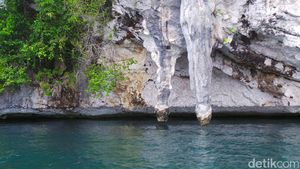 Penampakan Batu Penis di Raja Ampat