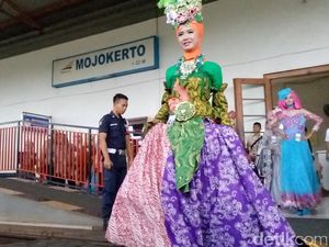 Serunya Menonton Peragaan Busana Muslim di Stasiun Mojokerto