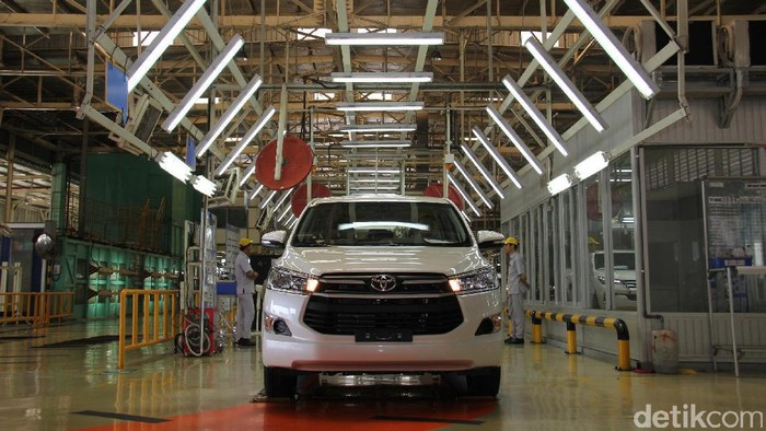 Kebijakan TKDN Industri Indonesia dalam Produksi Toyota Produksi Toyota terkait kebijakan TKDN industri Indonesia, termasuk model seperti Innova dan Fortuner untuk pasar ekspor.