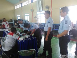 Warga Binaan dan Petugas Lapas Blitar Jalani Tes Urine