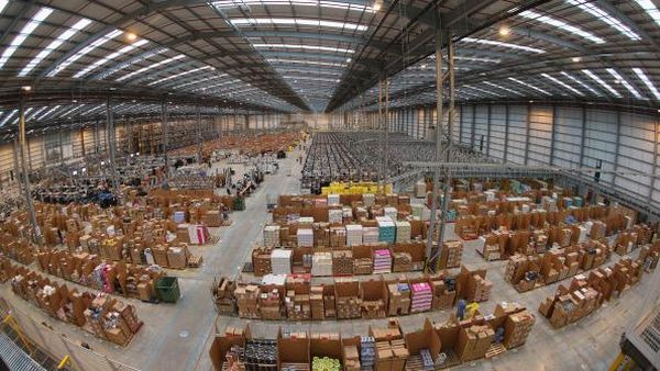 Mengintip Kesibukan di Gudang Raksasa Amazon
