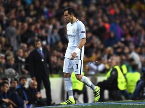 Penampilan Claudio Bravo Dikritik Penampilan Claudio Bravo Dikritik