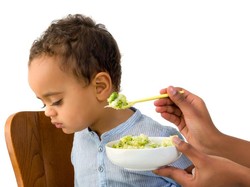 Anak Tak Mau Makan Nasi? Coba Buatkan 5 Olahan Mie yang Enak Ini