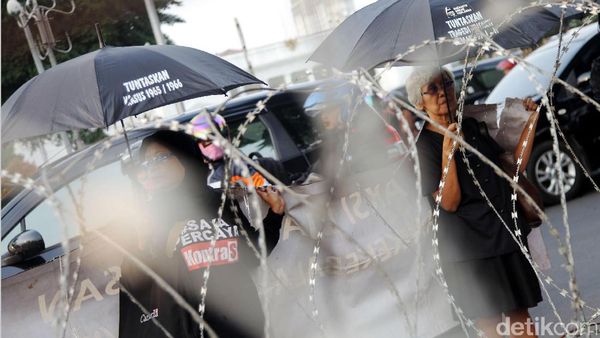 Aksi Kamisan 2 Tahun Pemerintahan Jokowi-JK