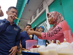 Agus Yudhoyono Sarapan Tempe dan Susu Kedelai di Johar Baru: Wah Enak!