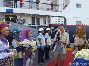 Kapal Pesiar Bahama Sandar Pertama Kali di Pelabuhan Tanjungwangi