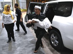 Bupati Purwakarta Dedi Antar Bocah Karawang yang Lumpuh Otak ke RS Swasta