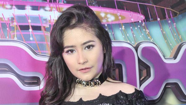 Girls in Black! Prilly Latuconsina Tampil Gothic