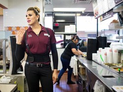 Para Transgender Kini Bisa Bekerja Nyaman di Restoran Ini