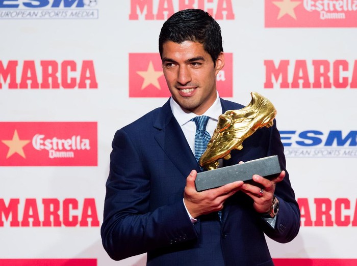 BARCELONA, SPAIN - OCTOBER 20:  Luis Suarez of FC Barcelona poses with the Golden Boot Trophy as the best goal scorer in all European Leagues last season on October 20, 2016 in Barcelona, Spain. Luis Suarez scored 40 goals for FC Barcelona in last season's Spanish La Liga.  (Photo by Alex Caparros/Getty Images)